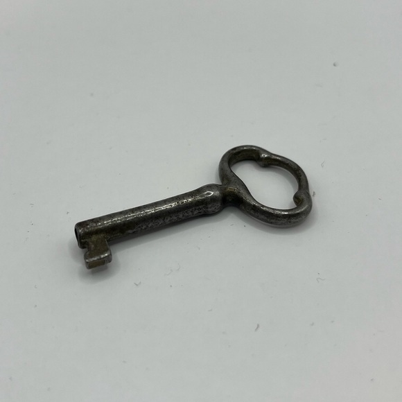 Vintage Skeleton Key Accessory for Necklace or Home Decor Goth Style Aesthetic - Picture 1 of 2